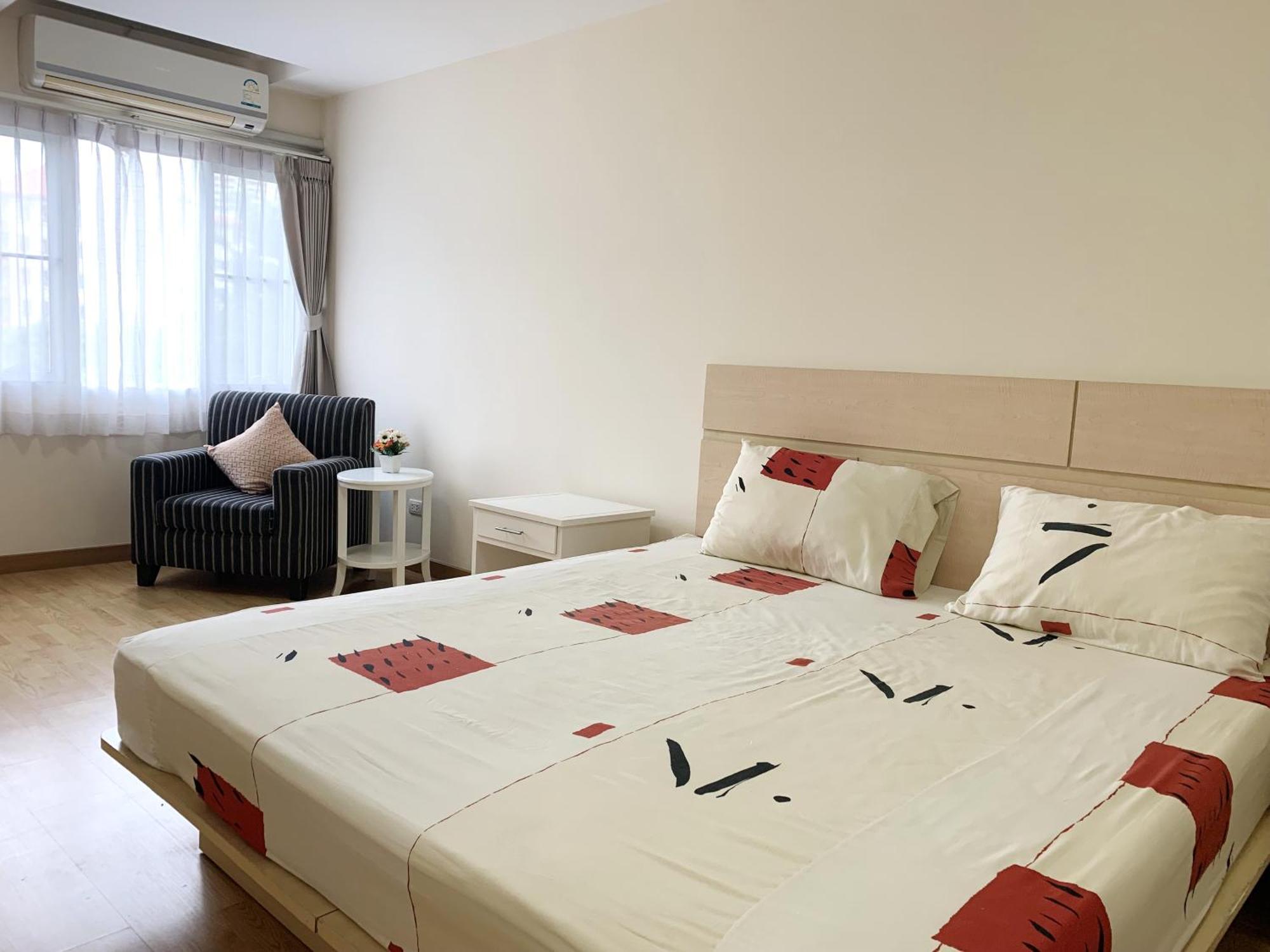 Charming Resident At Ekkamai From Studio Unit Up To 2 Bedroom Apartment Банкок Екстериор снимка