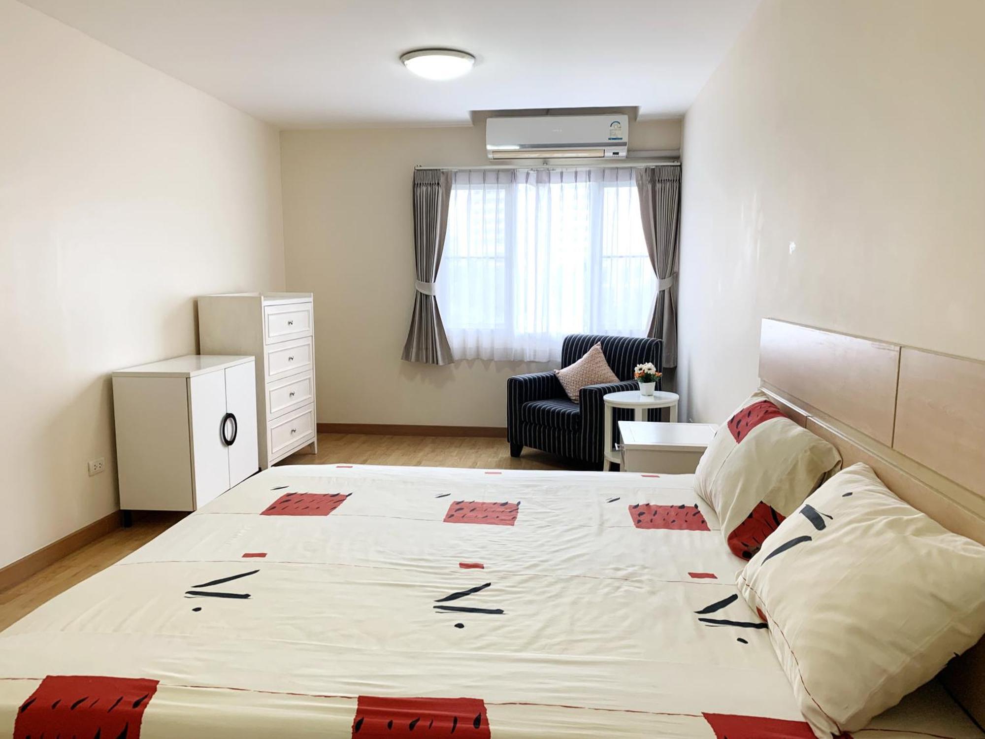 Charming Resident At Ekkamai From Studio Unit Up To 2 Bedroom Apartment Банкок Екстериор снимка
